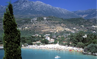 Les plages ne sont parfois pas très loin des montagnes, comme ici, en Méditerranée.